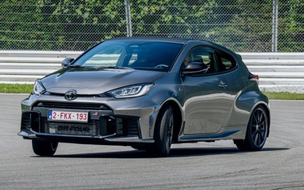 С груб бензинов двигател с мощност 280 к.с. и система за задвижване на четирите колела, тази кола пренася шофьорските умения отрали "звяра", който се състезава в Световния шампионат, до ежедневните пътища. За да се възползвате максимално от многото нюанси на характера на японската класика, по-добре е да я изберете с шестстепенна ръчна скоростна кутия.
